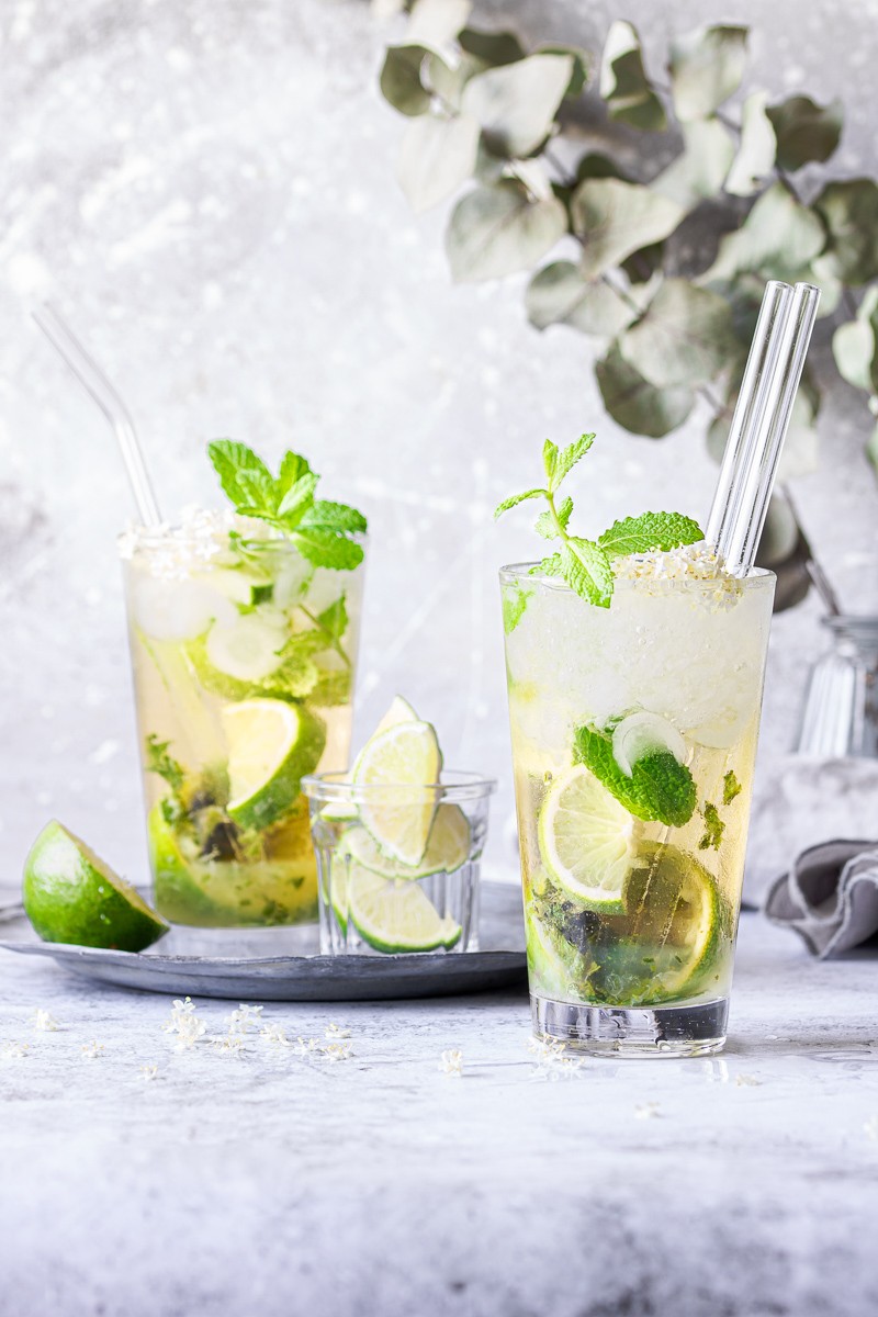 Bicchiere di mojito al sakè e fiori di sambuco anche in versione analcolica