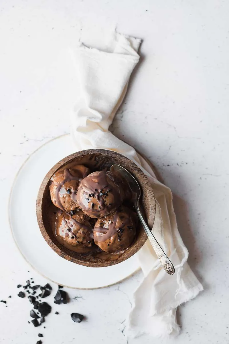 Coppa di gelato proteico al cioccolato e liquirizia