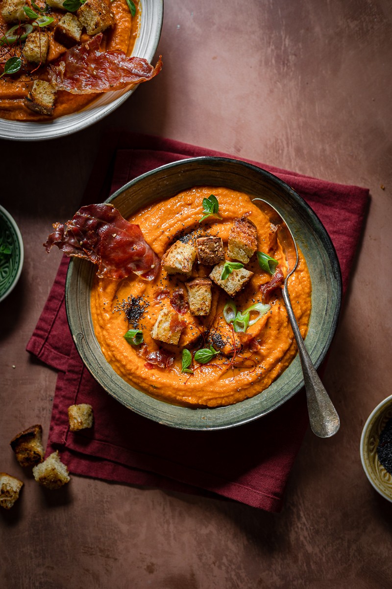 zuppa di verdure estive arrosto con crostini