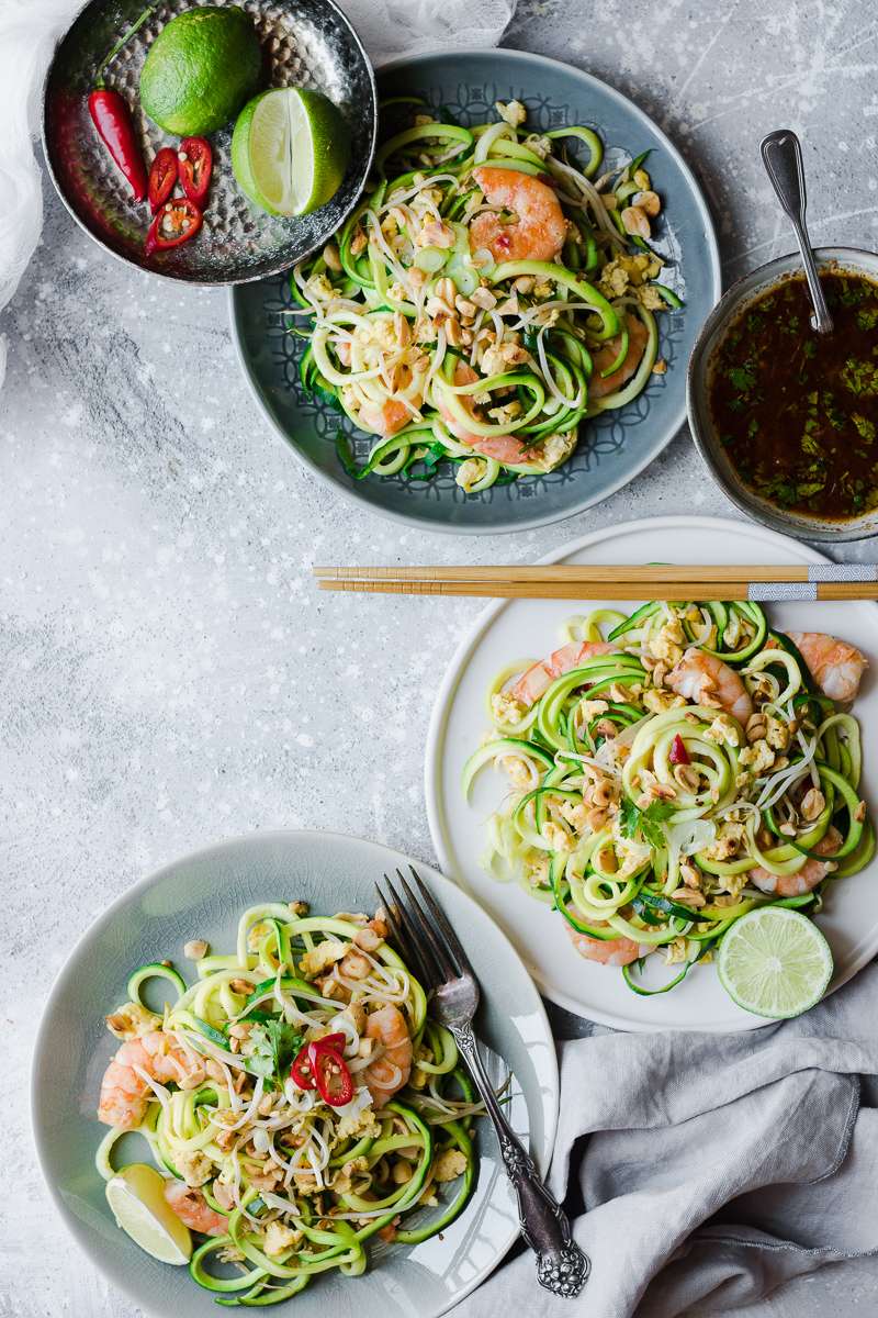 Tre piatti di pad thai low carb di zoodles senza glutine e senza latticini