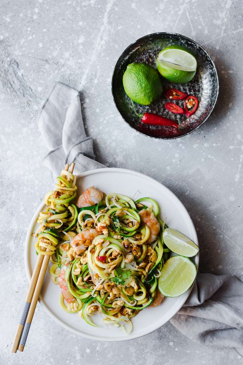 Pad thai low carb di zoodles senza glutine e senza latticini