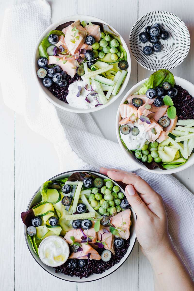 Insalata di riso nero e salmone con mirtilli e zucchine marinate