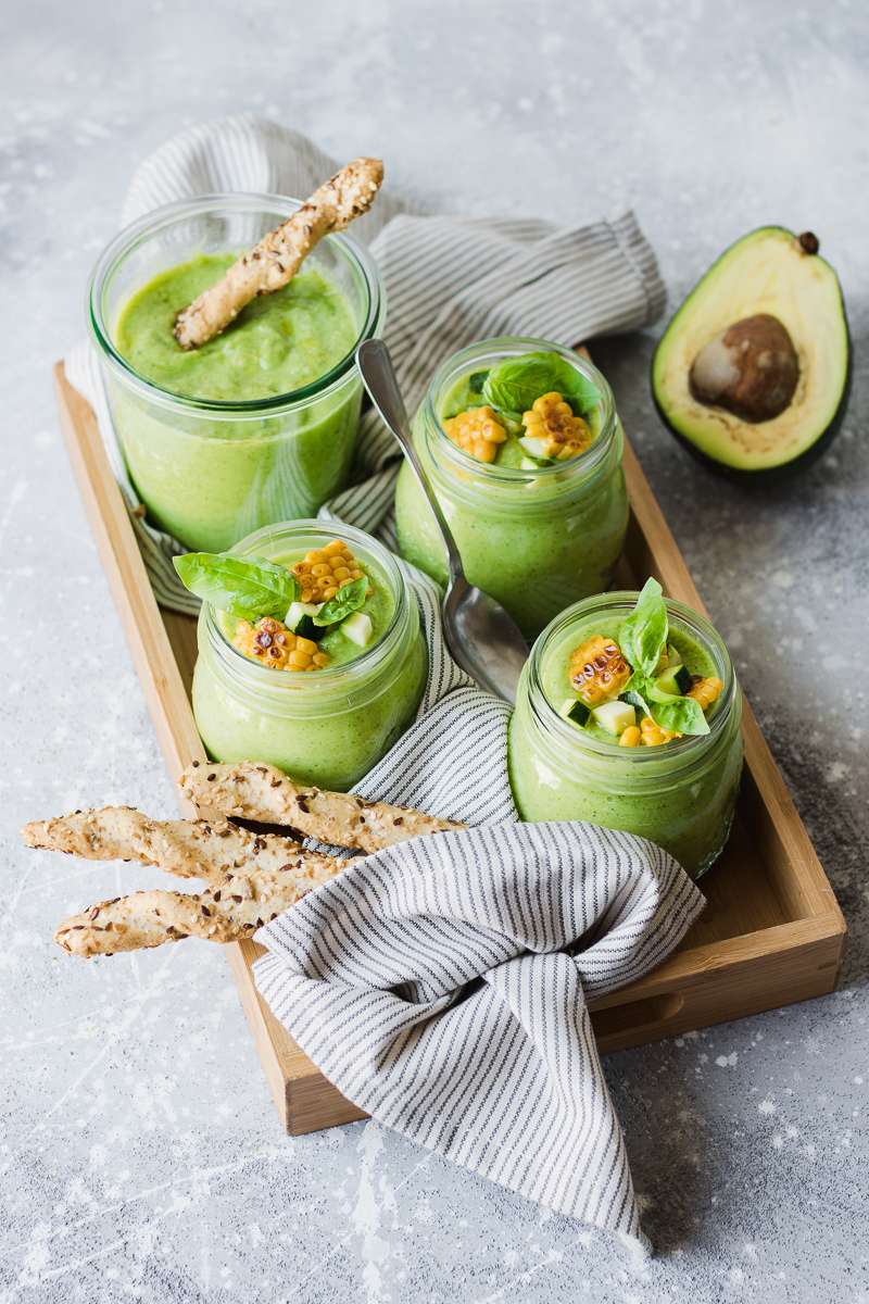 Barattoli con gazpacho di zucchine e avocado con mais feta e grissini