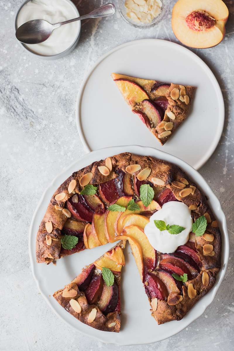 Galette senza glutine alle prugne e pesche senza burro e con poco zucchero