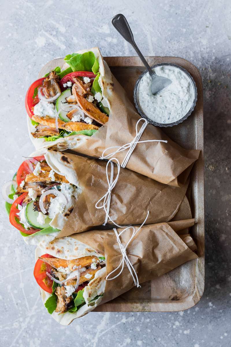 Tre pita gyros fatti in casa con salsa tzatziki