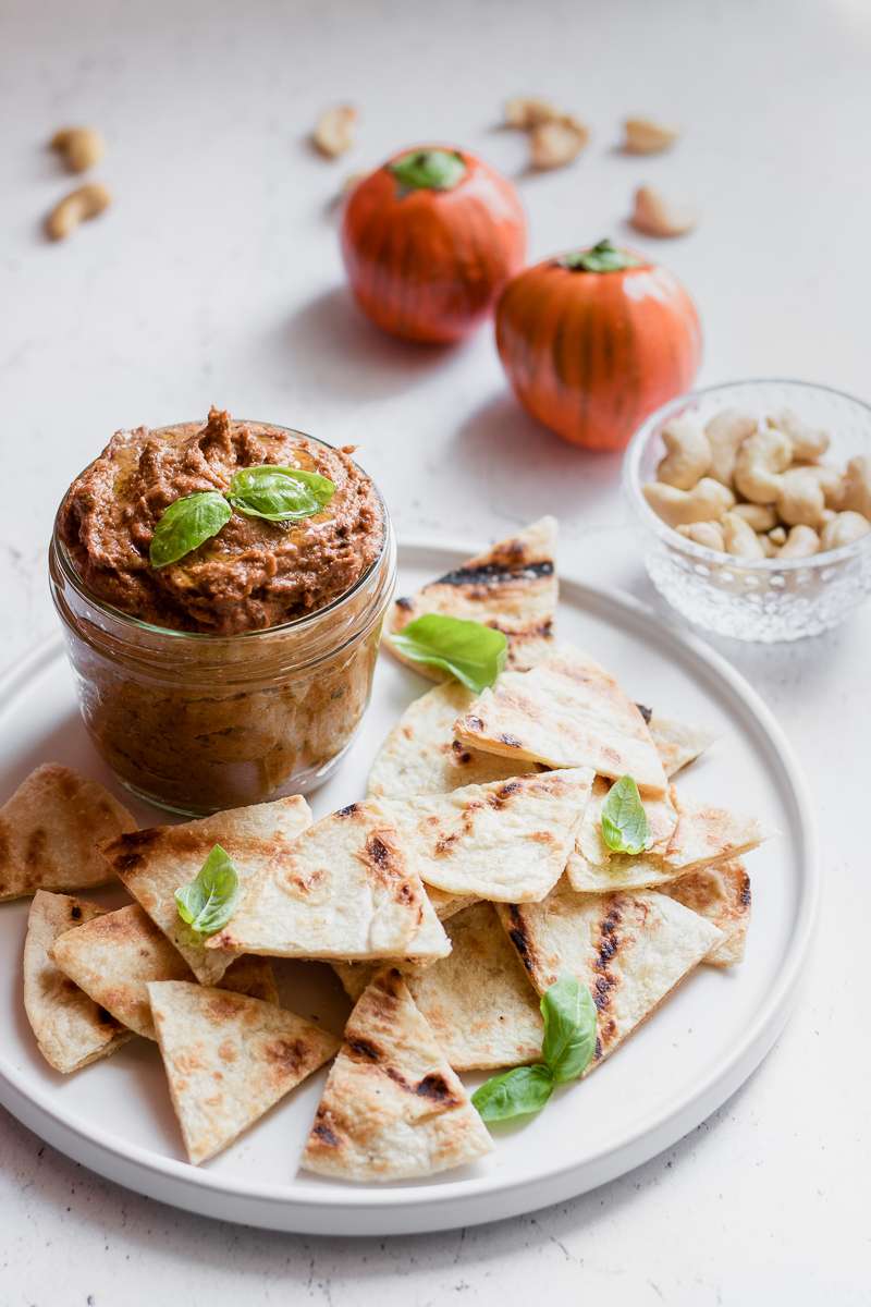 Pesto rosso vegano di melanzane di Rotonda con chips di piadina grigliata