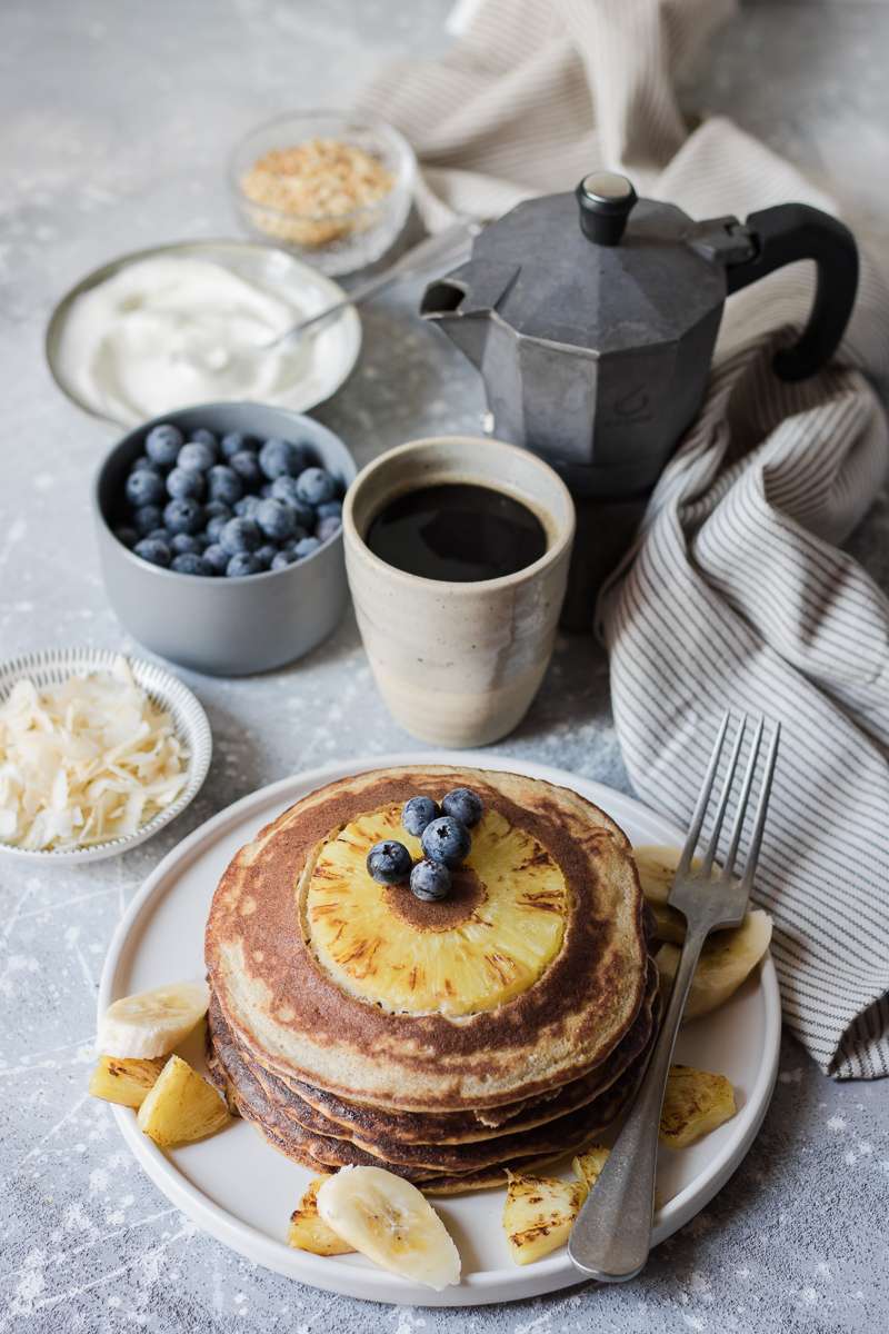 Pancake all'ananas rovesciati con banana e mirtilli