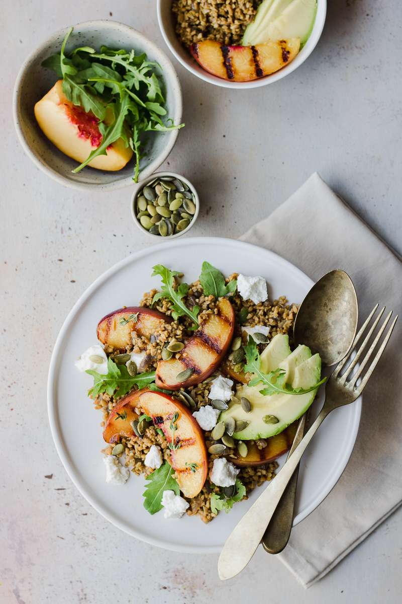 Insalata di bulgur e pesche grigliate, rucola, vinaigrette