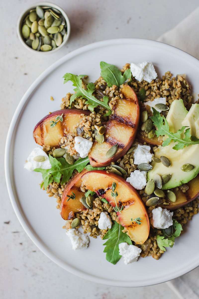 Insalata di bulgur e pesche grigliate, rucola, vinaigrette