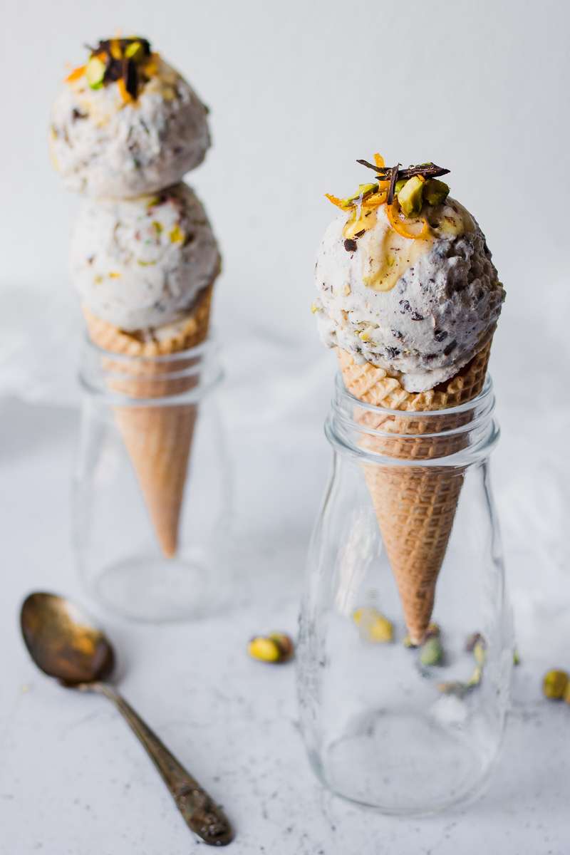 Due coni con gelato al cannolo senza panna