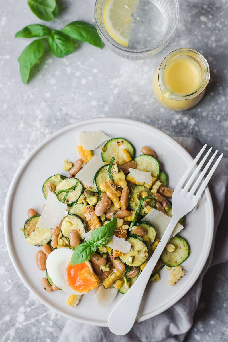 Insalata di zucchine e mais con cannellini, basilico e salsa allo zafferano