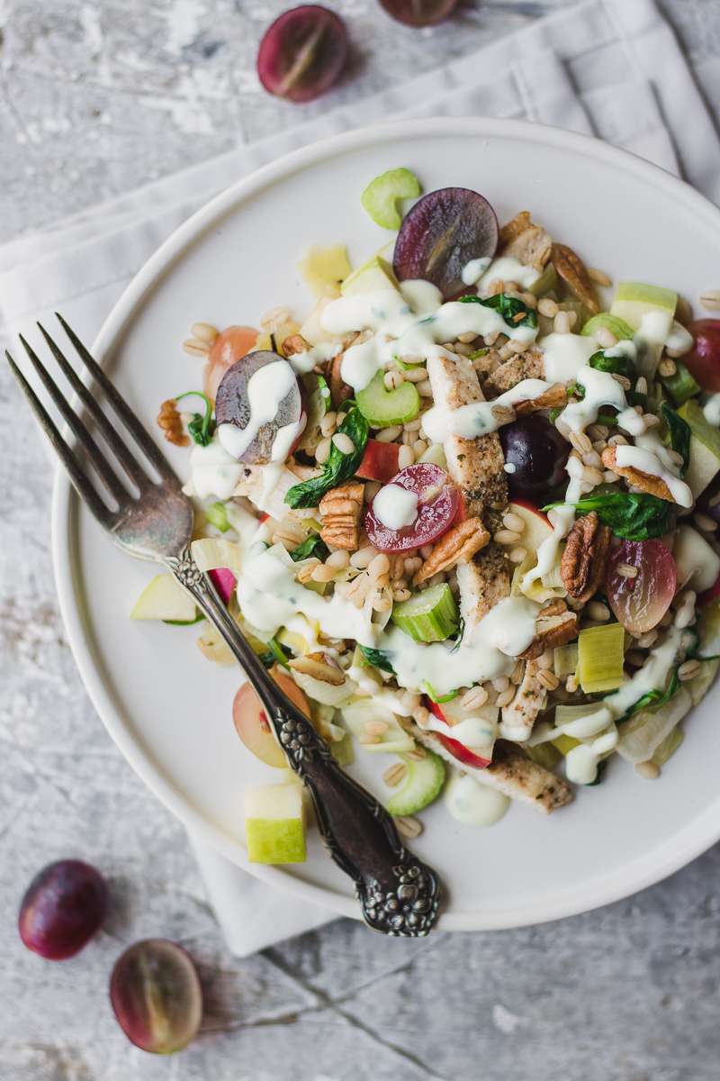 Piatto di insalata waldorf con pollo e orzo