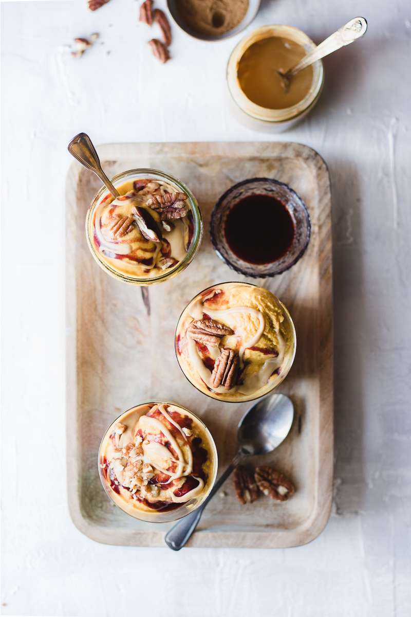 Coppe di gelato alla zucca speziato, vegano, senza glutine e senza zucchero