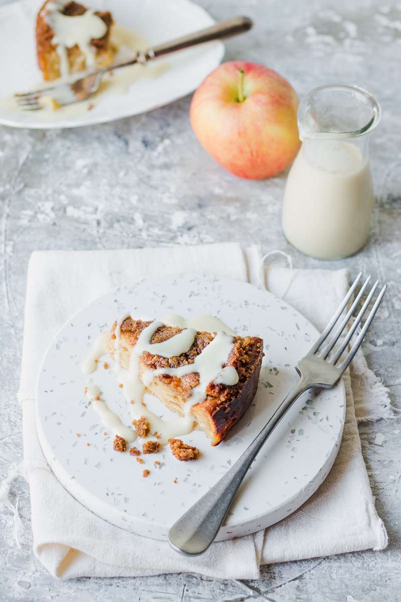 Fetta di torta di mele morbida con salsa alla vaniglia