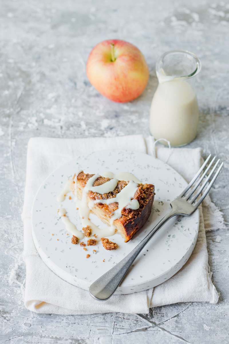 Fetta di torta di mele morbida con salsa alla vaniglia