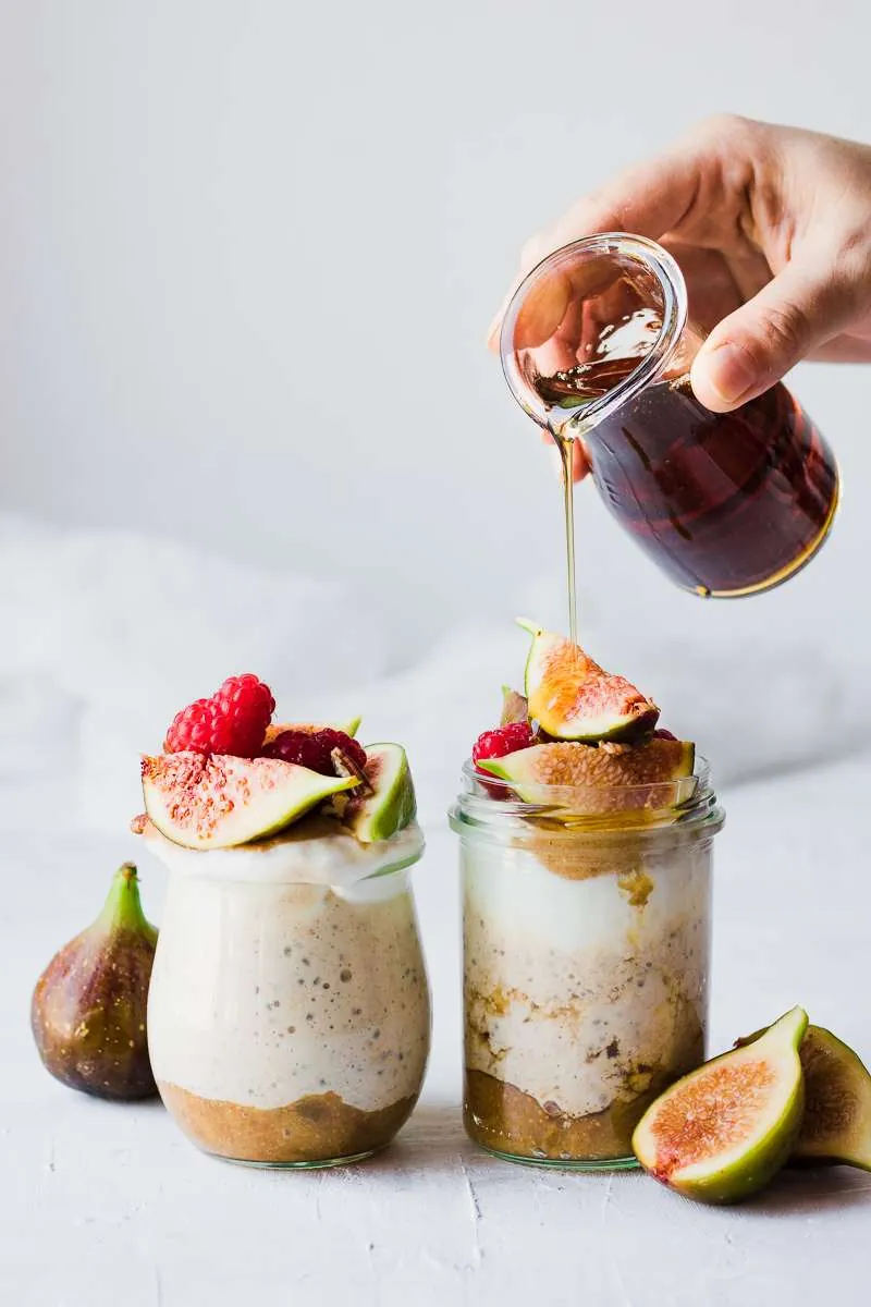 Colata di sciroppo d'acero su chai overnight oatmeal porridge ai fichi