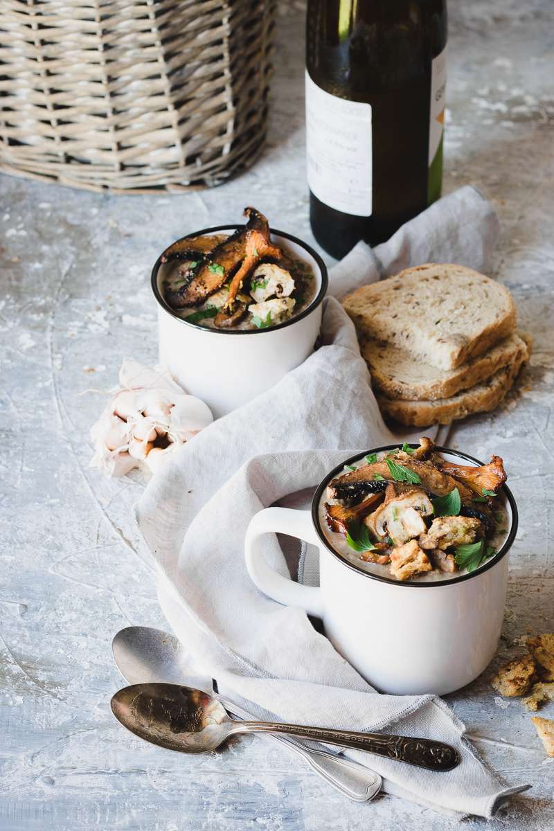 Zuppa di funghi e fagioli borlotti in tazza