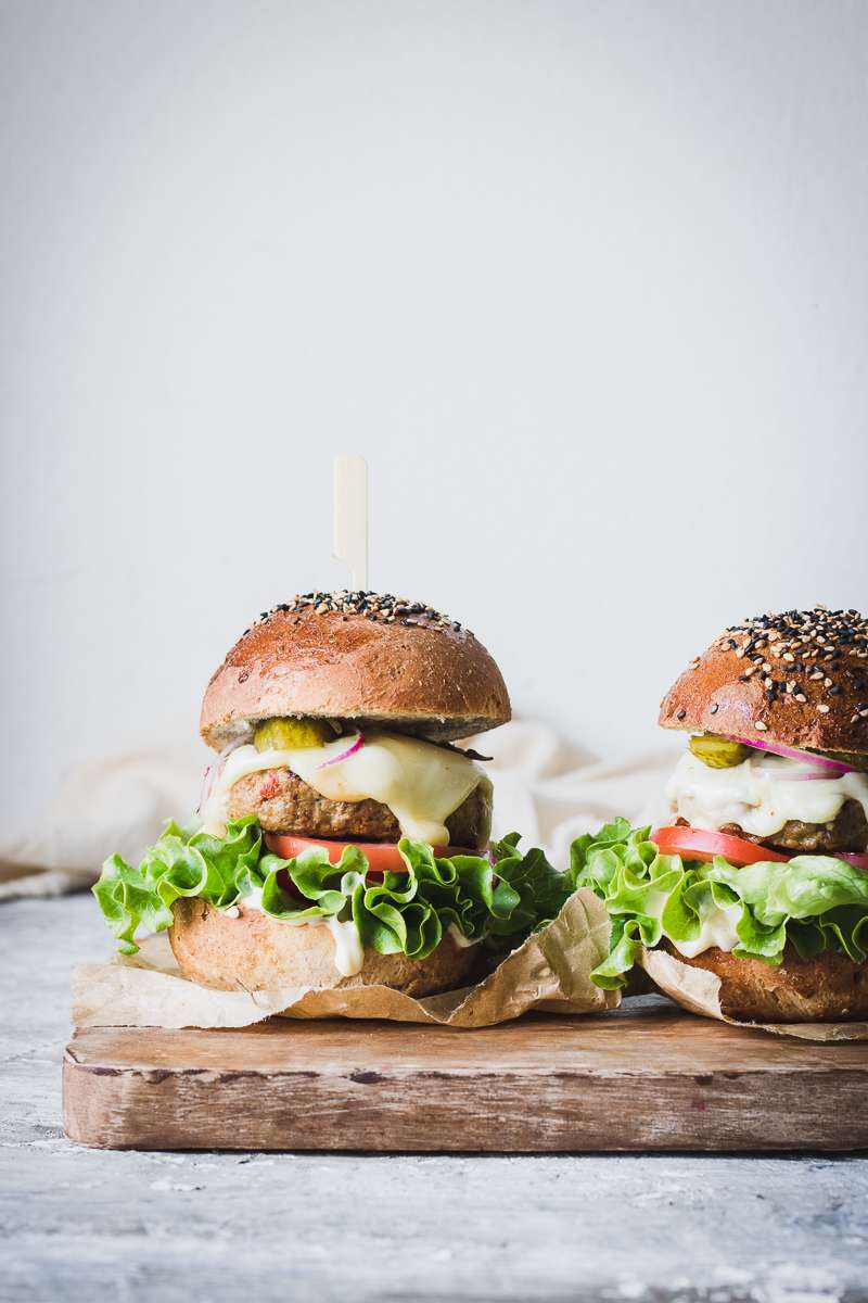 Gli hamburger fatti in casa da zero migliori del mondo - e perchè mangiarli è uno sgarro