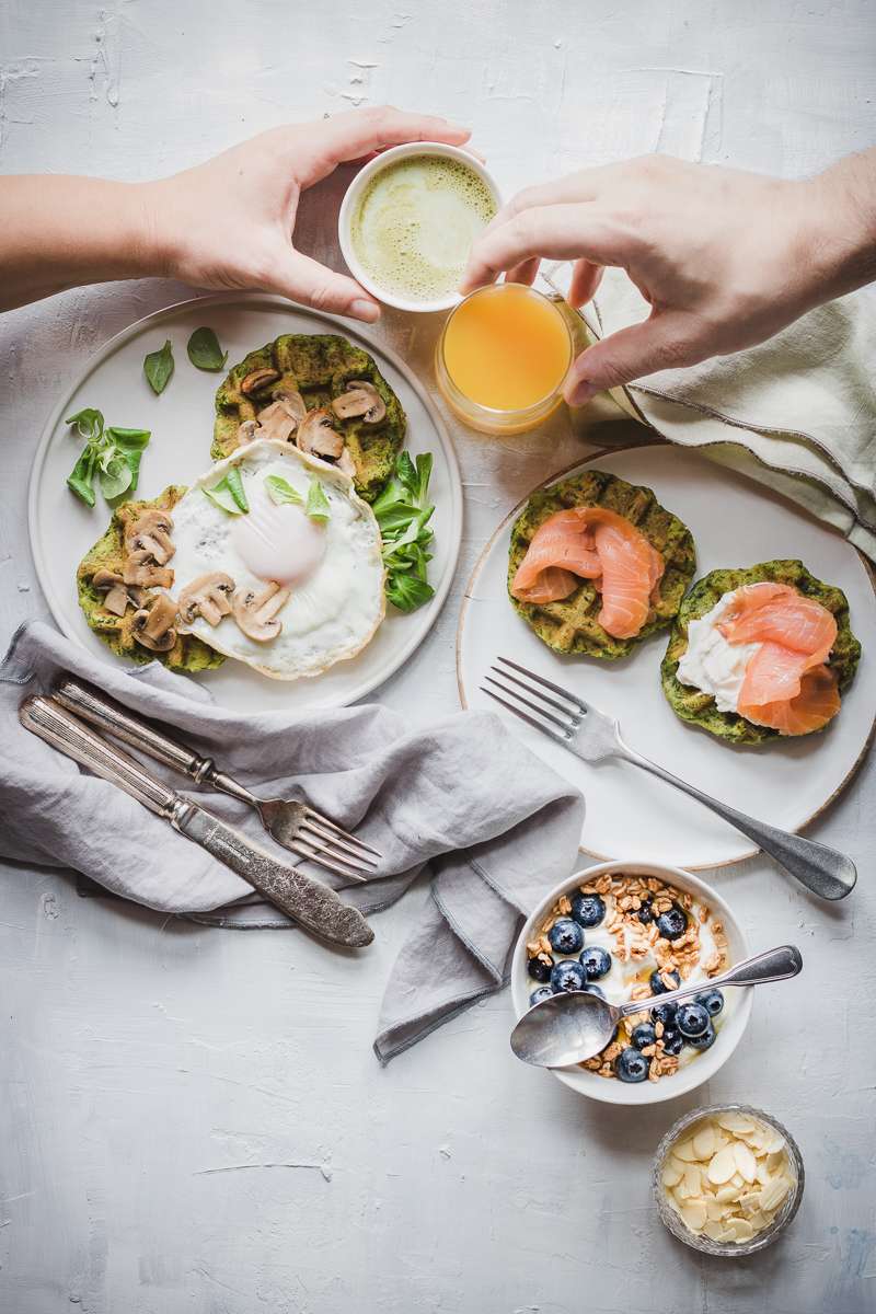 Brunch con waffle salati alle patate e spinaci senza glutine