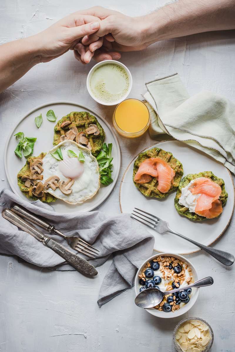 Brunch con waffle salati alle patate e spinaci senza glutine