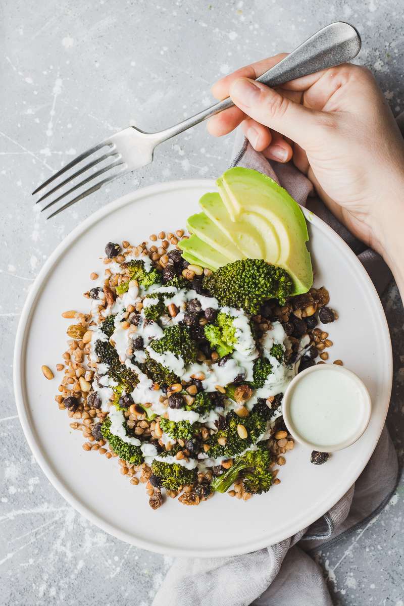 Insalata di grano saraceno e broccoli con salsa al gorgonzola