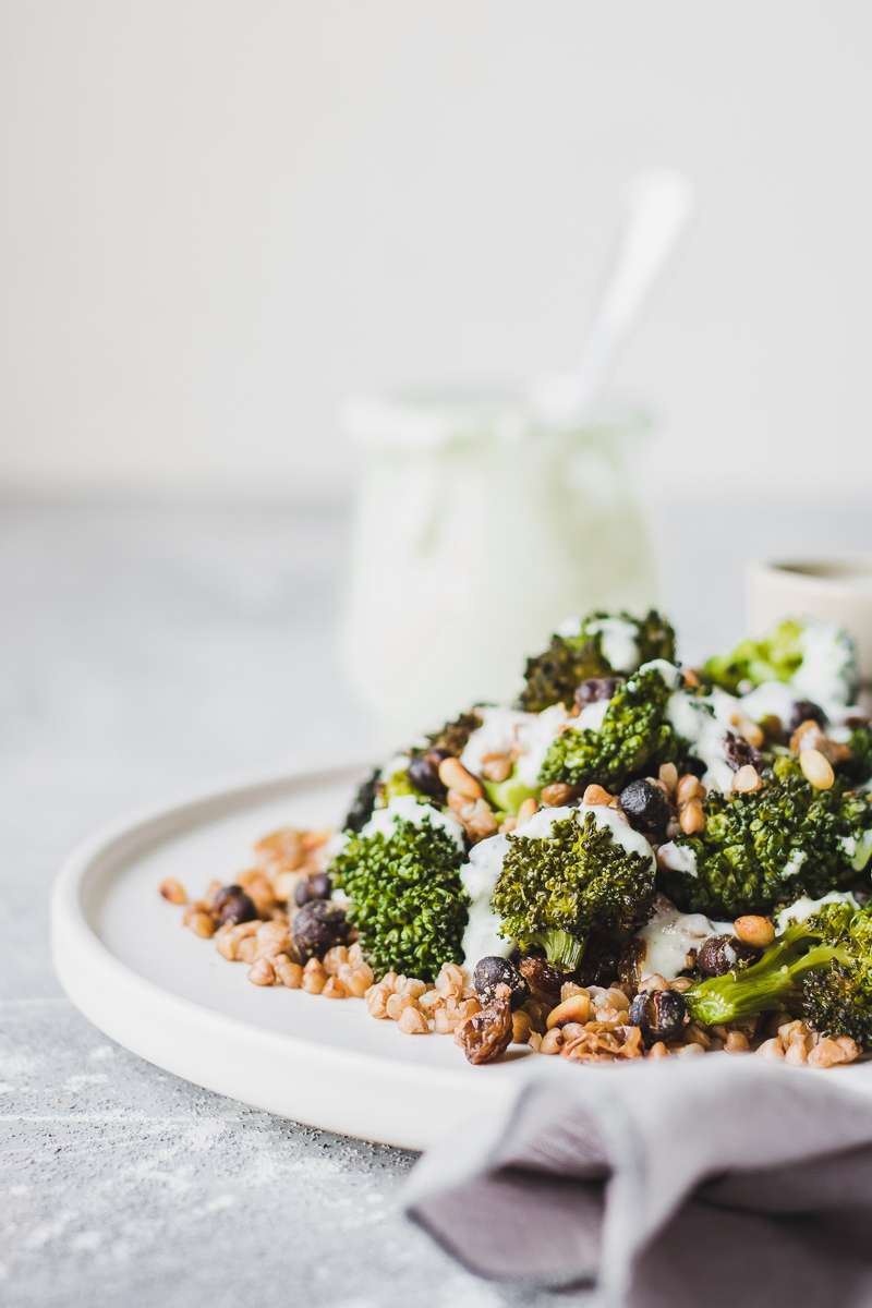 Insalata di grano saraceno e broccoli, con ceci neri e salsa al gorgonzola | gluten free - vegetariano