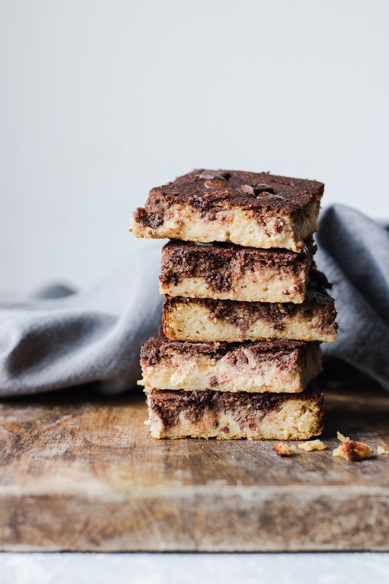 Pila di Brownie di patate dolci bicolore senza latticini nè glutine