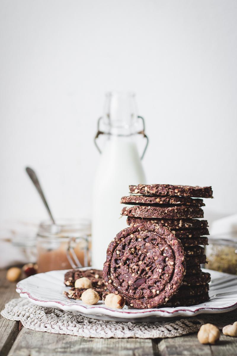 Pila di biscotti vegani al cioccolato con quinoa soffiata, latte e marmellata di marroni