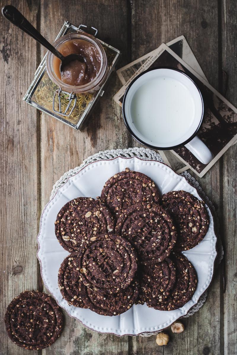 biscotti vegani al cioccolato con quinoa soffiata, latte e marmellata di marroni