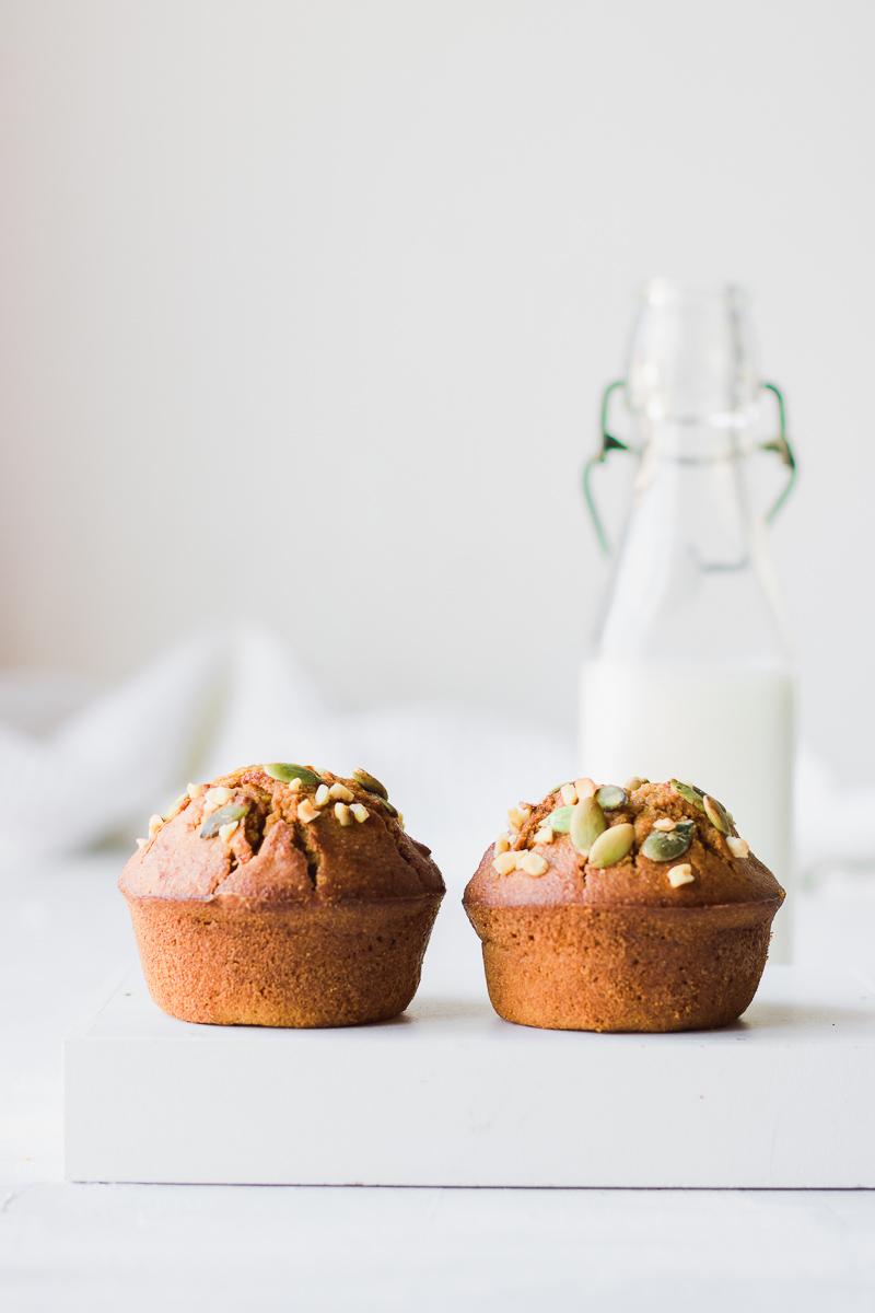 Muffin alla zucca ripieni di cream cheese , con bottiglietta di latte