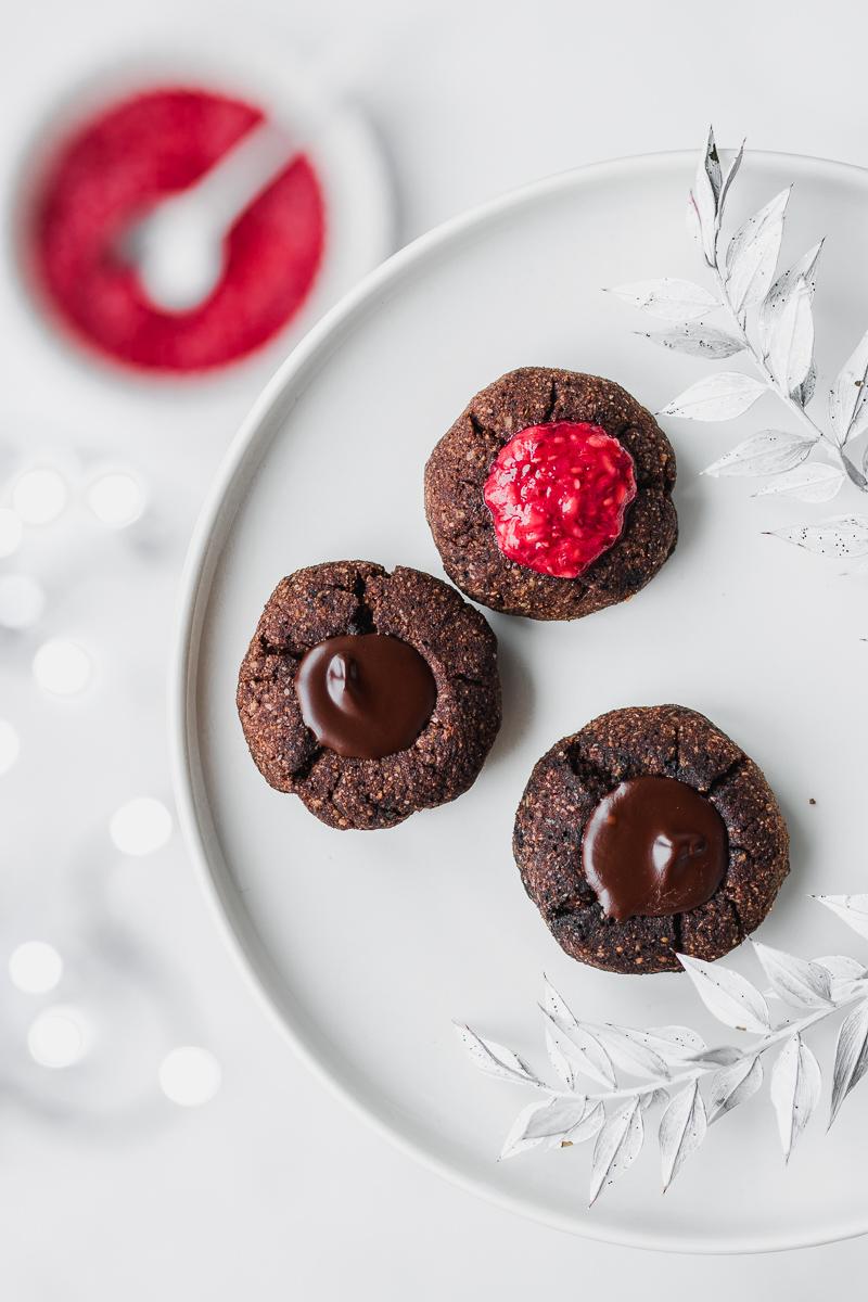 Biscotti thumbprint al cioccolato e composta di lamponi, senza glutine e senza zucchero