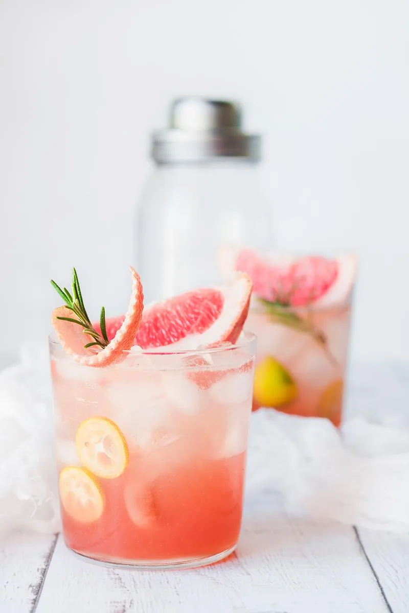 Bicchiere di mojito al sakè e fiori di sambuco anche in versione analcolica