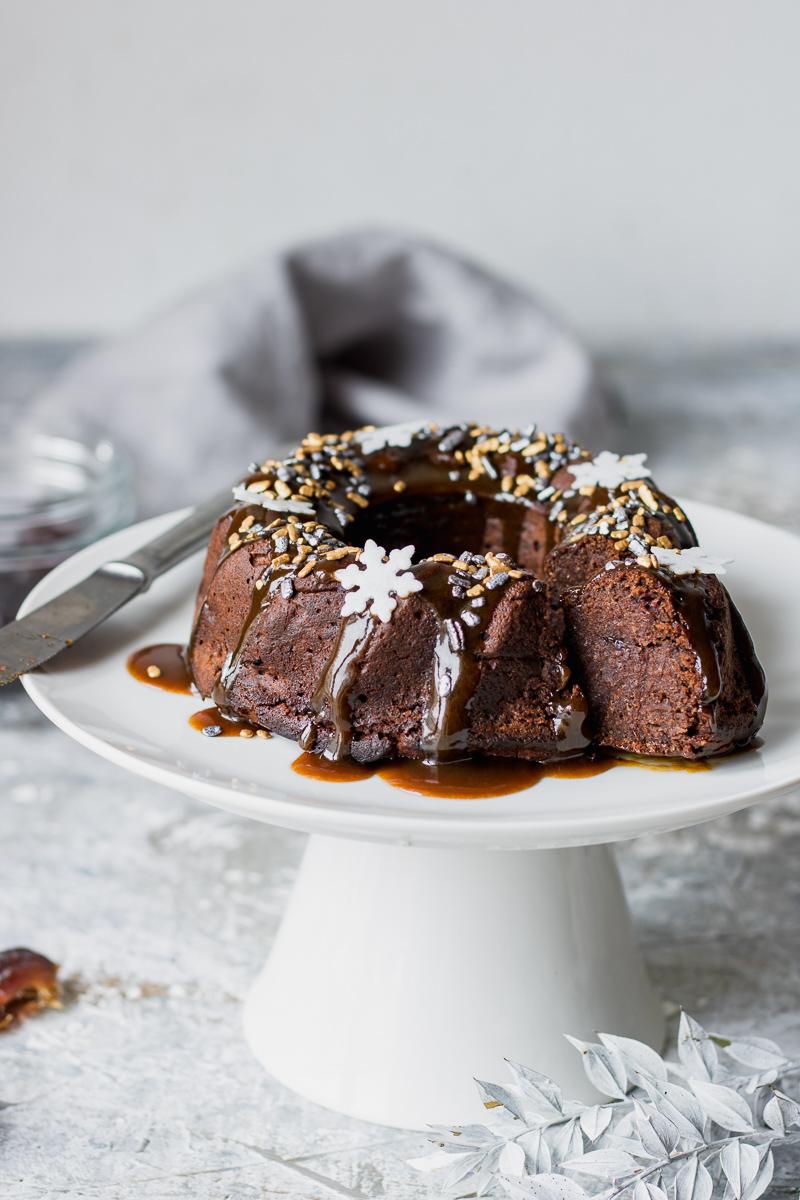 Sticky toffee pudding senza zucchero e latticini con caramello vegano