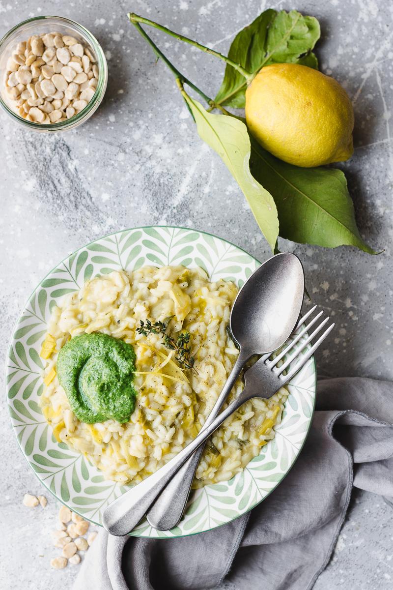 Risotto vegano ai porri mantecato con fave secche e pesto di cavolo nero