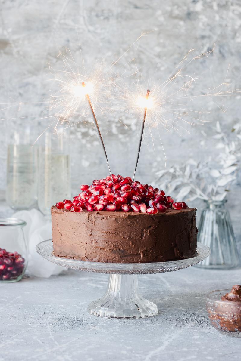 Torta di compleanno al cioccolato senza glutine, senza zucchero e senza latticini, grain free, low carb