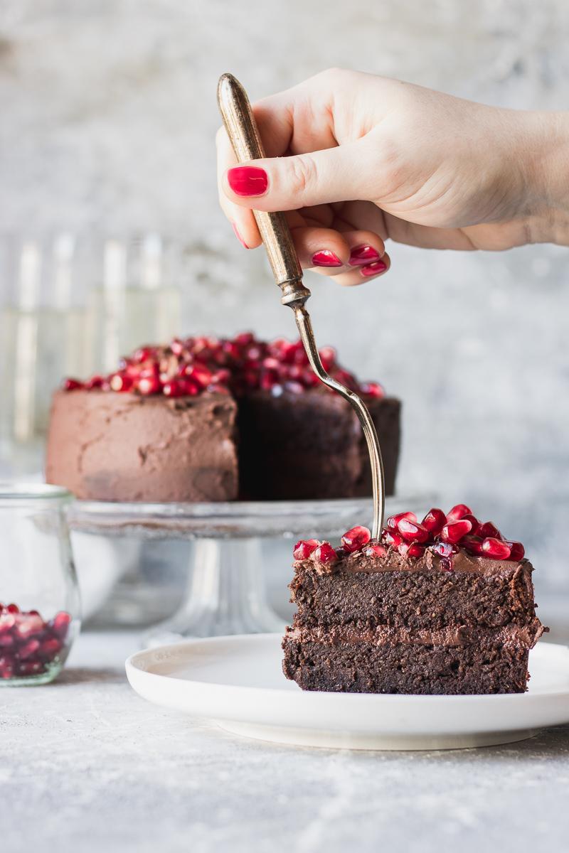 Torta di compleanno al cioccolato senza glutine, senza zucchero e senza latticini, grain free, low carb