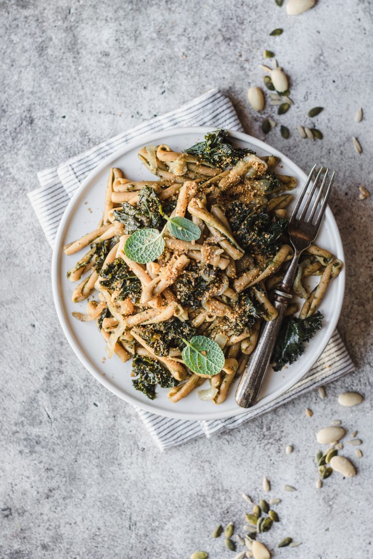 Pasta di ceci al cavolo riccio e cipolla caramellata, vegana e gluten free