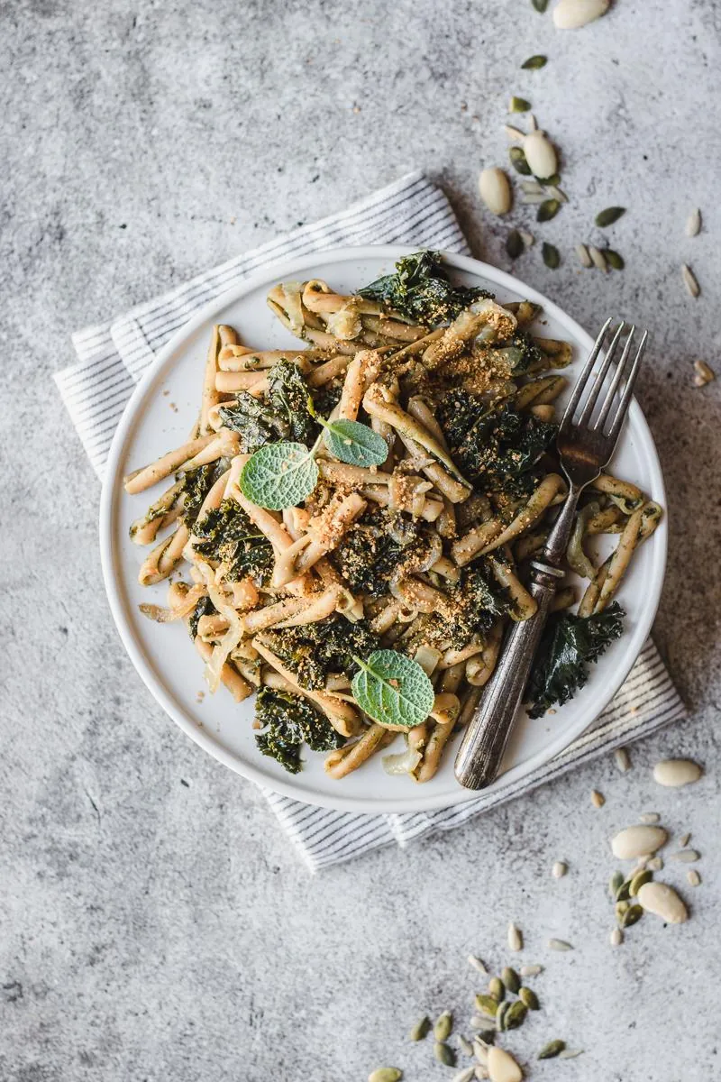 Pasta di ceci al cavolo riccio e cipolla caramellata, vegana e gluten free