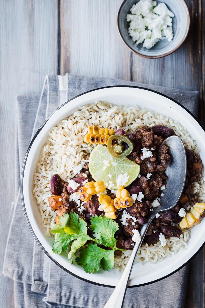 Piatto di chili con carne low fat con riso, lime, coriandolo e mais