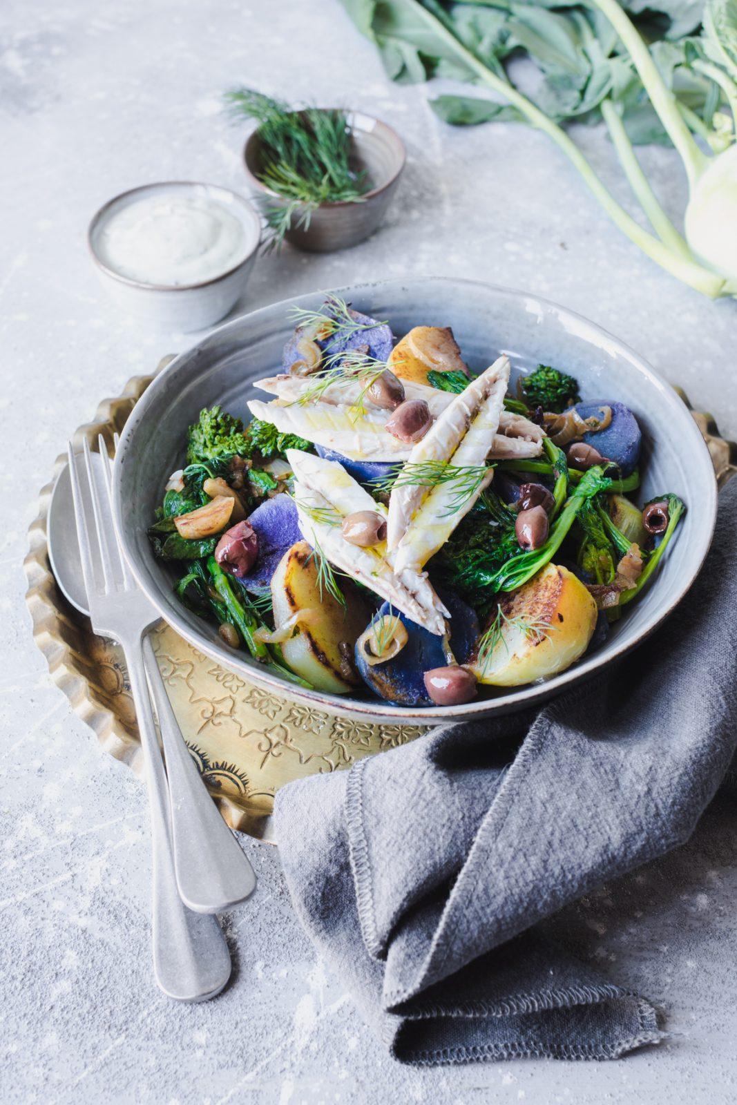 Insalata di sgombro in crosta di sale e patate viola con cime di rapa e cavolo rapa