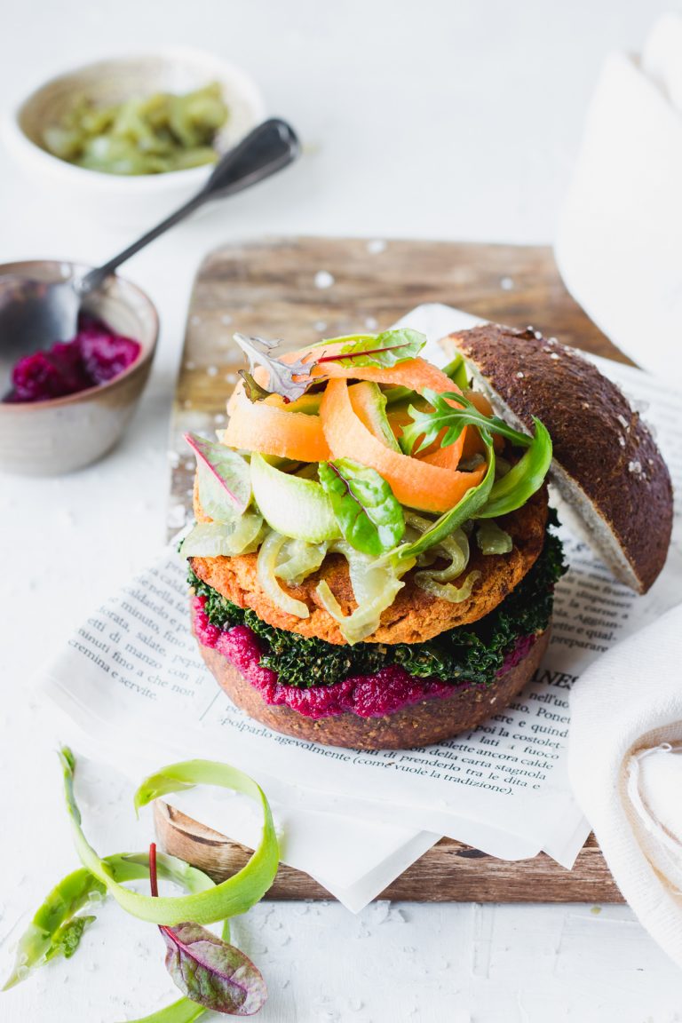 Veg burger di ceci con ketchup di barbabietola