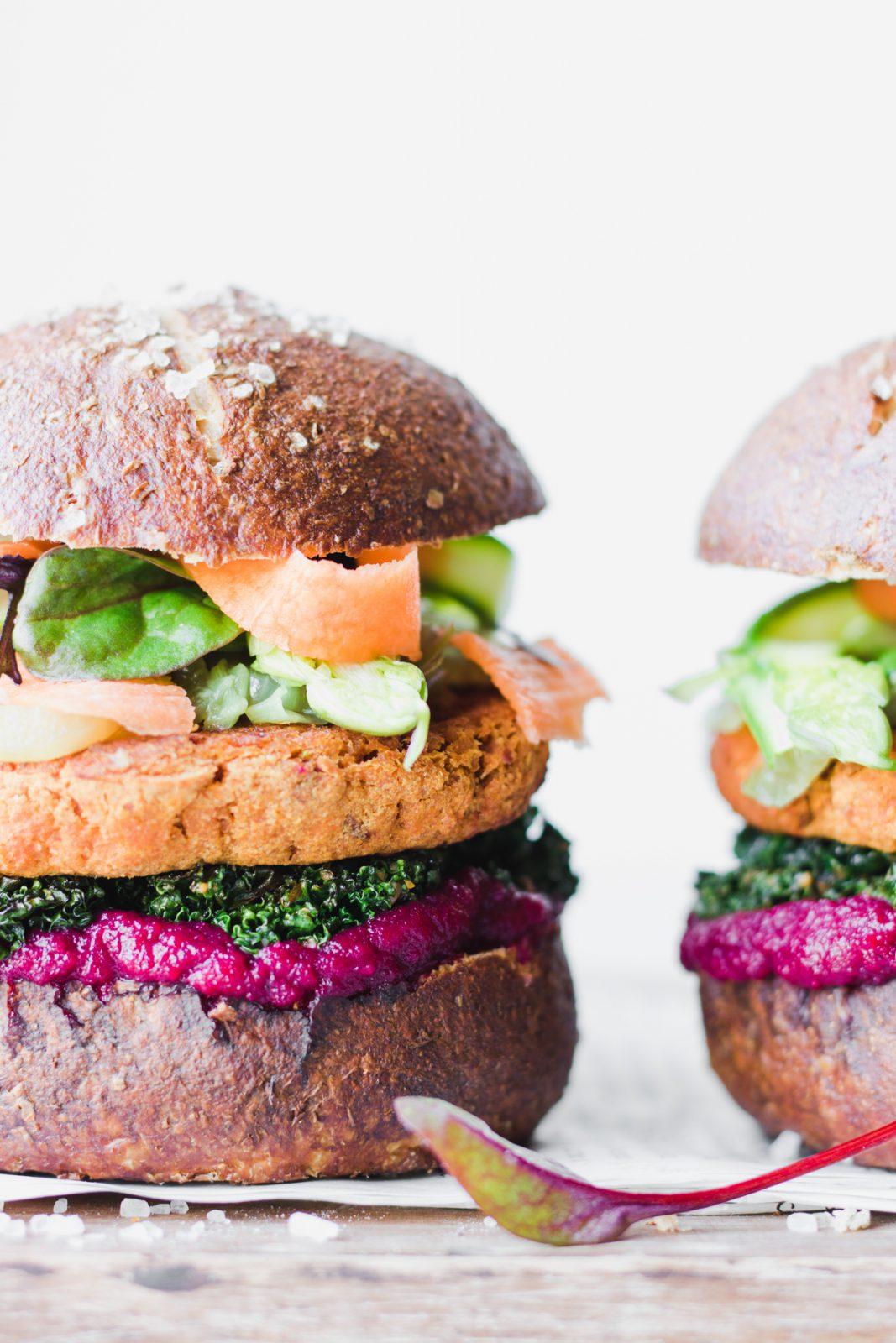 Pretzel buns and veg chickpeas burgers with beetroot ketchup, caramelized onions and stewed kale