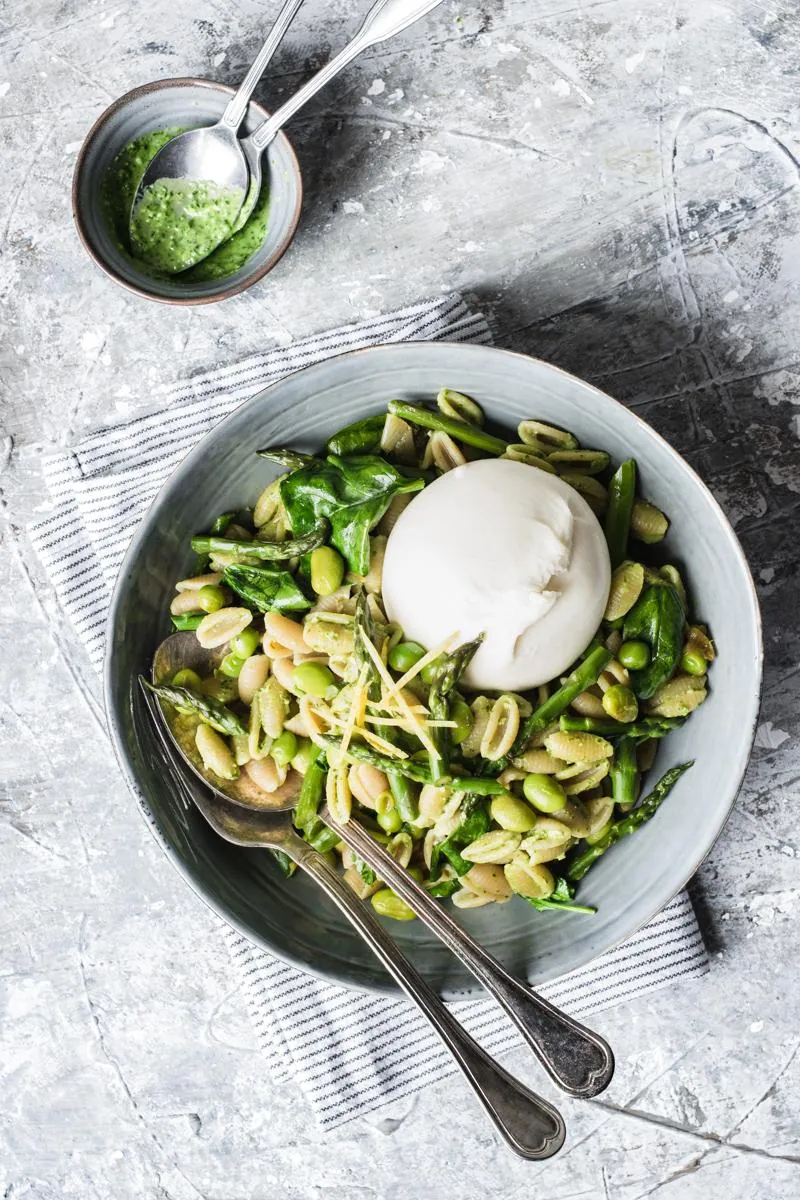 Pasta fredda vegetariana con asparagi e piselli, pesto al limone e burrata