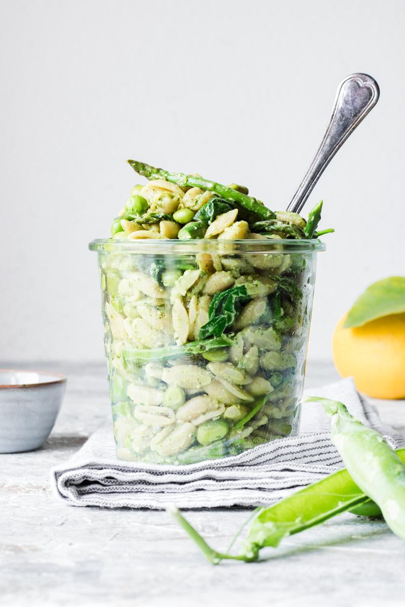 Insalata di pasta con verdure primaverili con pesto al limone in un barattolo perfetta per il picnic di pasquetta