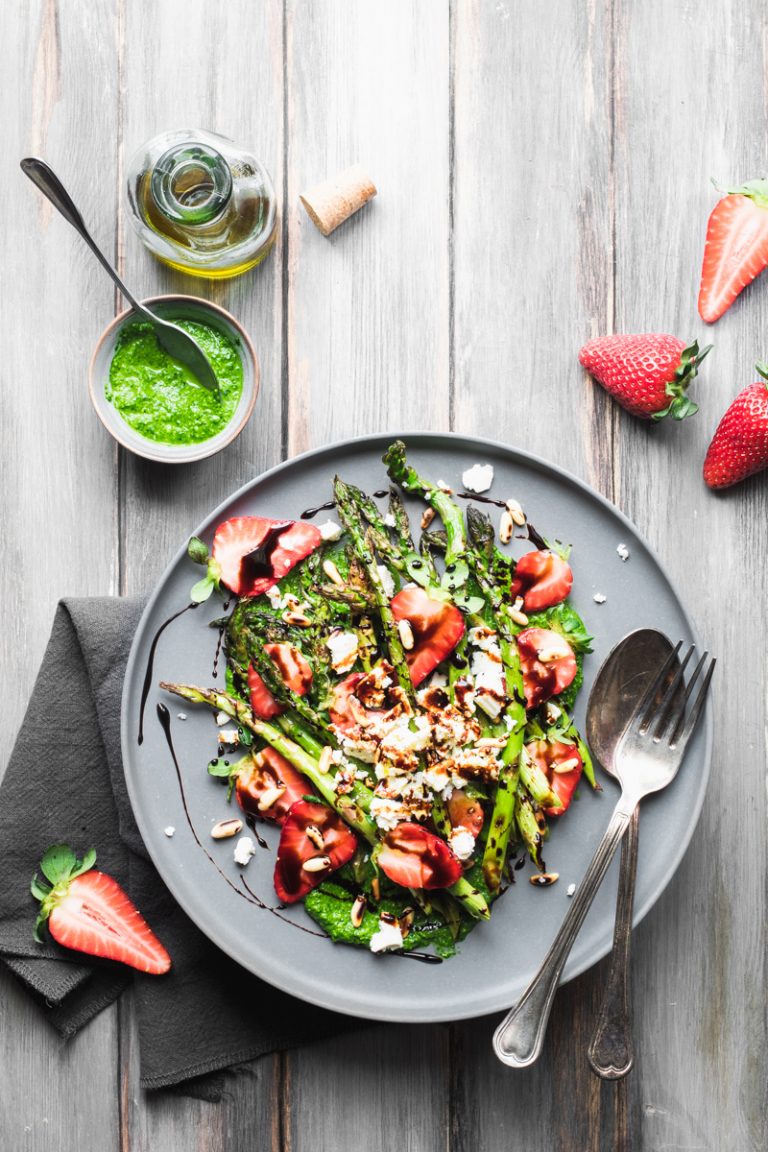 Strawberries and grilled asparagus salad with raw spinach pesto