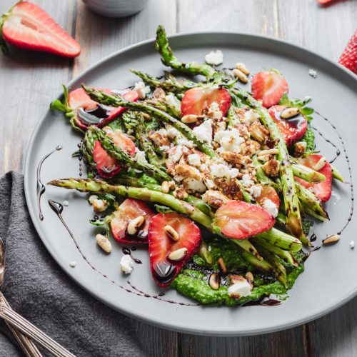 Insalata di fragole e asparagi grigliati con pesto di spinaci