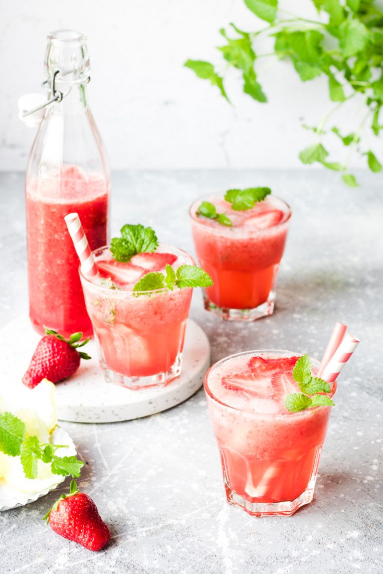 Bellini alla fragola e melissa Brunch di Pasqua