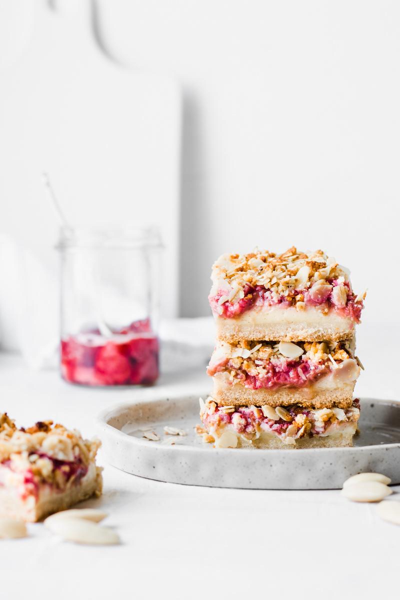 Crumble di fragole e rabarbaro senza glutine, con crema pasticcera al miele