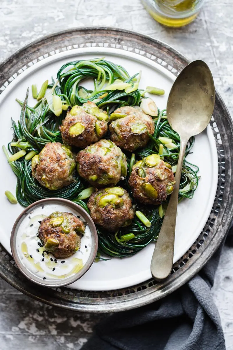 Polpette di vitello e fave con agretti