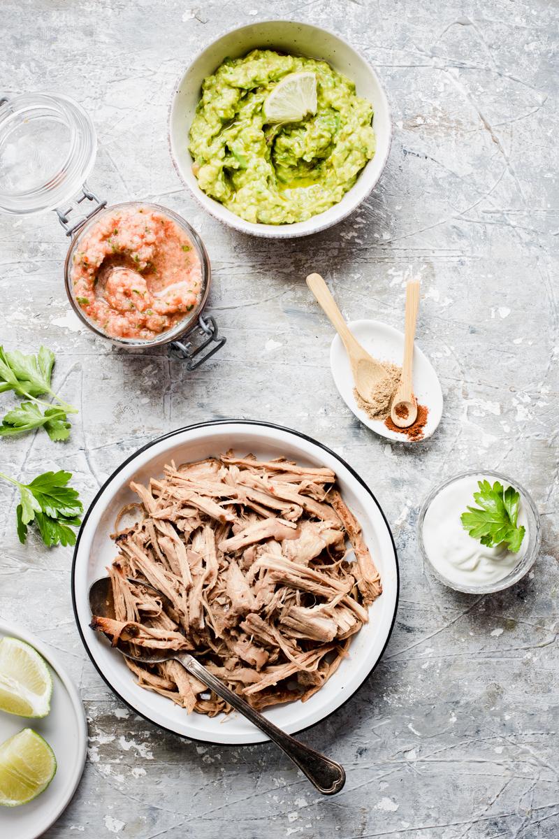 Ciotola di salsa messicana, di carnitas pronte e di guacamole